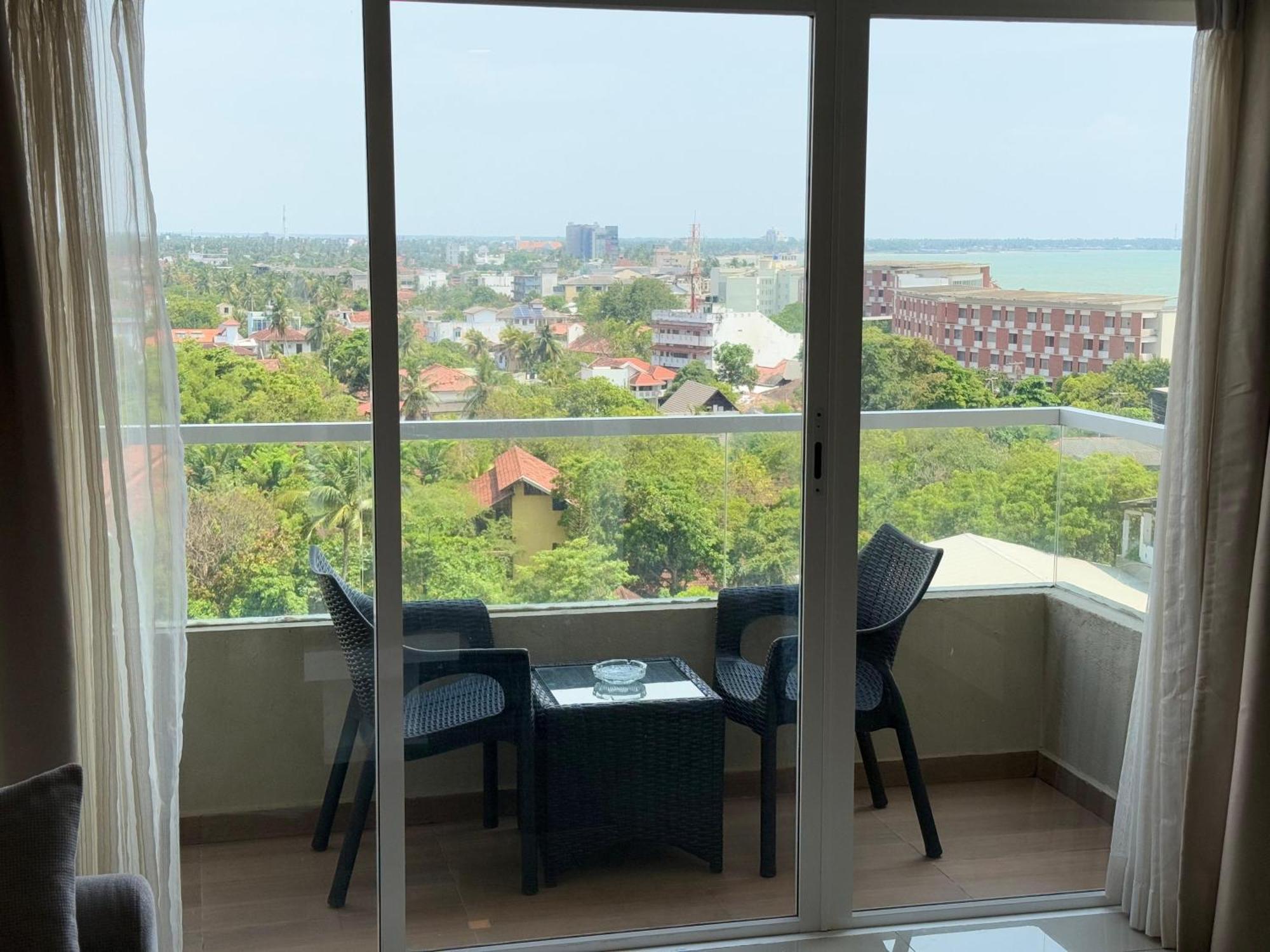 Ocean Breeze Negombo- Tidesend Luxury Beach Apartments Exterior foto